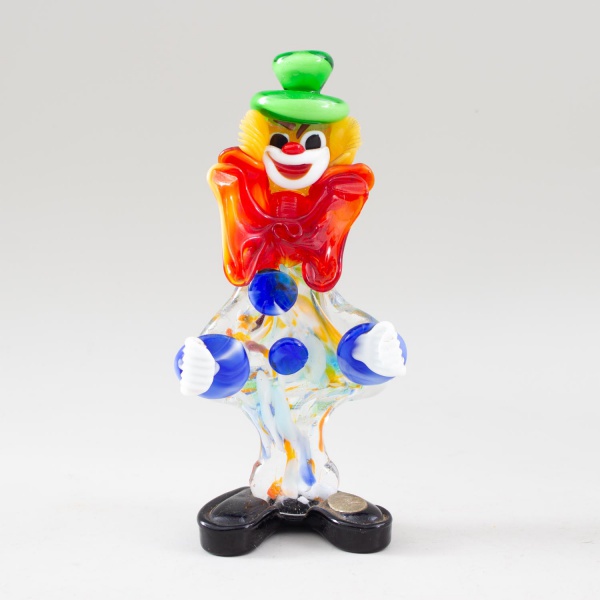 Escultura decorativa em Murano, representando palhaço policromado, rica em detalhes e aplicações coloridas. Medindo 23 cm de altura. Apresenta marcas do tempo e desgastes compatíveis com a conservação
