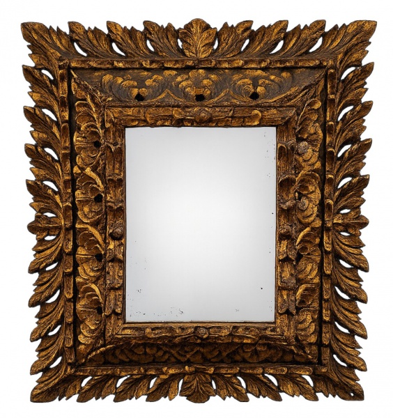 Espelho de parede com moldura em madeira ricamente entalhada e dourada, com decoração em folhas e volutas; medidas externas 62 x 71 cm e internas 35 x 26 cm; apresenta sinais de uso, desgastes compatí