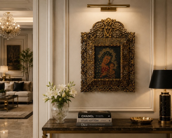 Quadro cusquenho representando Nossa Senhora com o Menino,, assinado H. Muñoz, em rica moldura de madeira entalhada e dourada com decoração vazada e aplicações espelhadas; medidas externas 71 x 52 cm