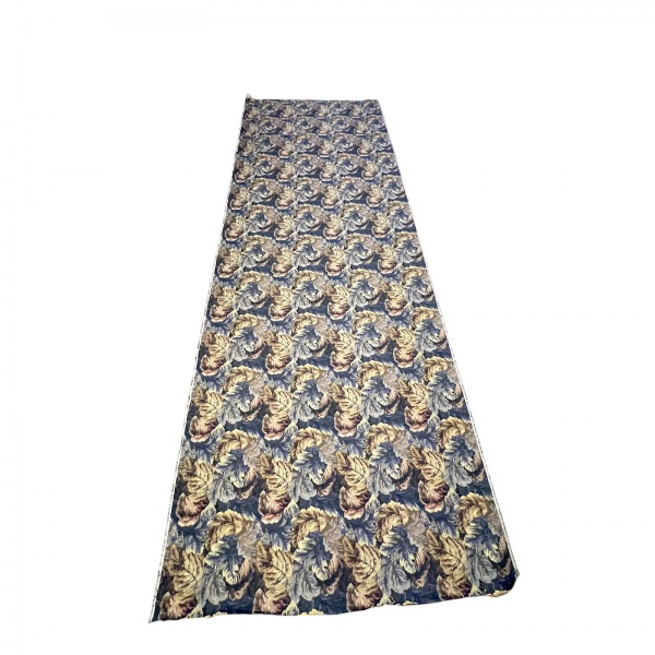 Tapeçaria decorativa em tecido, com estampa floral em tons de bege, marrom e azul sobre fundo escuro. Medindo 410 x 125 cm. Com marcas do tempo.