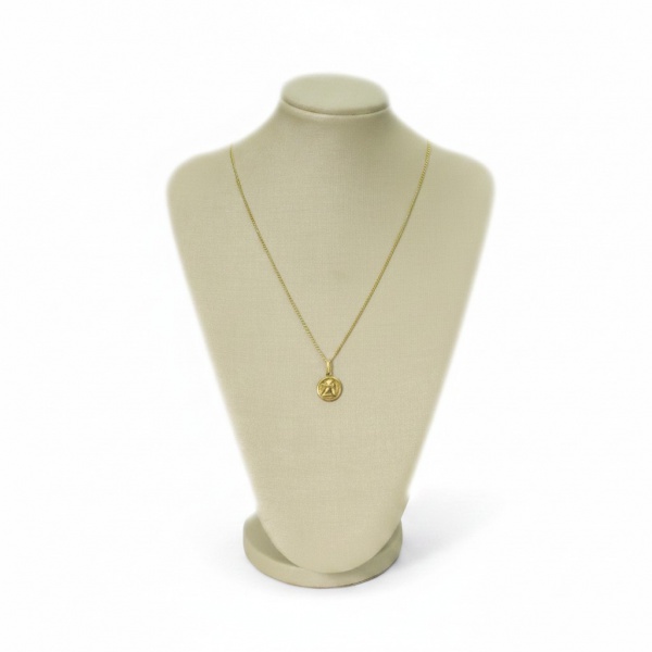 Corrente em ouro 18K, elos tipo grumet (curb), com fecho tipo mosquetão, sustentando pendente circular medalha em relevo com representação de anjo/querubim alado em perfil, contraste 18K visível no ve