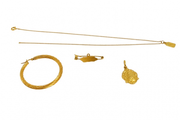Lote misto em ouro 18K composto por quatro peças avulsas: um brinco tipo argola trançada/torcida, desacompanhado do par; uma corrente de elos finos tipo cordão veneziano ou similar, com pingente retan