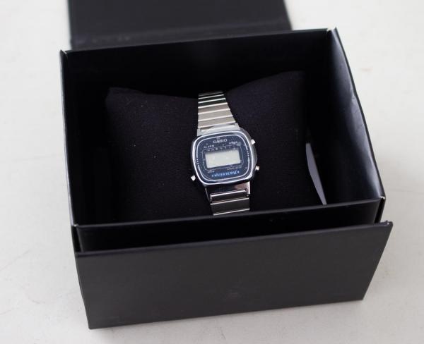 Relógio de pulso digital Casio, modelo LA670WM, caixa e pulseira em aço inox, resistente à água, acompanhado de caixa; funcionamento não testado, sendo vendido no estado em que se encontra.