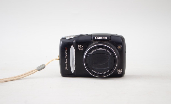 Câmera digital Canon PowerShot SX120 IS, com zoom óptico de 10x e estabilizador de imagem, acompanhada de alça de transporte; apresenta sinais de uso e armazenamento; funcionamento não testado, sendo