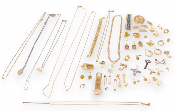 Lotão de bijuterias diversas, composto por colares, brincos, anéis, pulseiras, broches, pingentes e demais acessórios, em metais variados com aplicações decorativas. Vendido no estado.
