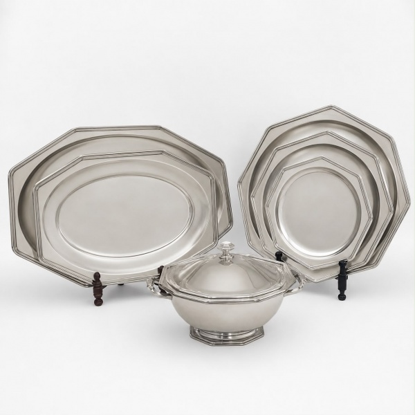 Lote com 6 peças para servir da marca Christofle, em metal prateado, composto por 5 travessas de formatos e tamanhos variados e 1 sopeira com tampa e alças laterais; maior travessa medindo 56 x 37 cm;