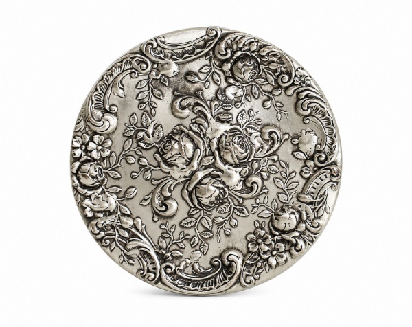 Espelho de bolsa Gorham em prata de lei (Sterling), decoração em relevo com motivos florais em alto-relevo, verso com espelho, marcado GORHAM STERLING 325-0. Peso: 68 g. Apresenta leves marcas de uso