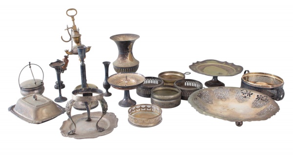Lote composto por 19 peças em metal prateado, composto por fruteiras, travessas, castiçais, vasos, manteigueira, suportes e peças decorativas diversas. Marcas e modelos variados. Apresenta desgastes,