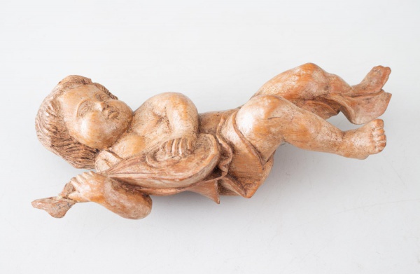Escultura em madeira entalhada, representando anjo querubim tocando alaúde. Assinada EDU Medindo 29 cm de altura. Apresenta marcas do tempo, pequenos desgastes e leve avaria.
