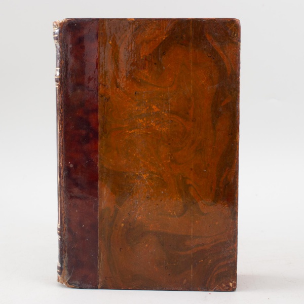 Livro LImitation de Jésus-Christ, de F. de Lamennais, em francês. Exemplar antigo com encadernação em capa dura revestida em gravações douradas na lombada. Apresenta desgastes acentuados, perdas nas e