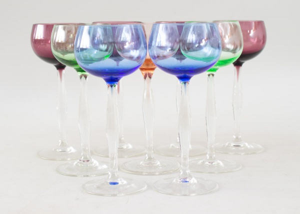 Conjunto com 9 taças em vidro artístico colorido, apresentando bojos em diferentes tonalidades e hastes transparentes de desenho elegante. Maior peça medindo 18 cm de altura. Apresentam marcas de uso