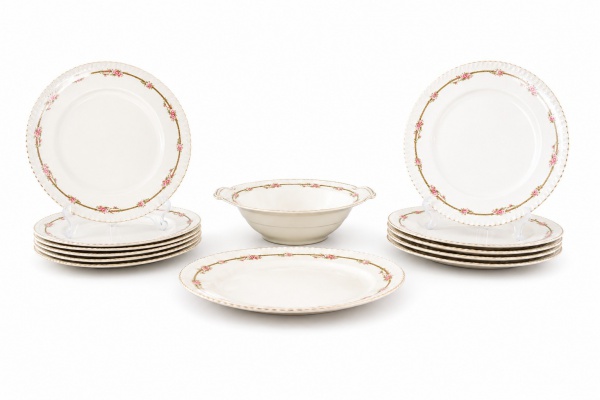 Aparelho de jantar incompleto em porcelana inglesa Johnson Bros., padrão Old English Maldon, composto por 12 pratos rasos medindo 25 x 25 cm, acompanhados de travessa oval e sopeira sem tampa, com dec
