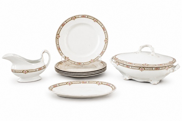 Conjunto incompleto em porcelana inglesa W.C. D. & Sons Ltd. England, composto por terrina com tampa, molheira, travessa oval e 5 pratos rasos, decorados com frisos geométricos e florais em policromia