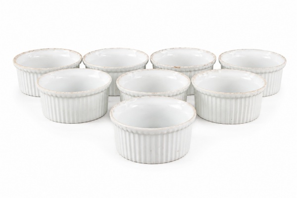 Conjunto com 8 ramequins em porcelana francesa Aluminite Frugier Limoges, de corpo canelado e acabamento esmaltado branco, medindo 3 cm de altura, apresentando sinais de uso e desgastes compatíveis co