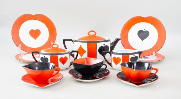 Lote em porcelana Made in Czechoslovakia, composto por bule com tampa, açucareiro com tampa, leiteira, 4 pratos de sobremesa, prato oval e 3 xícaras com pires,com decoração inspirada em naipes de bara