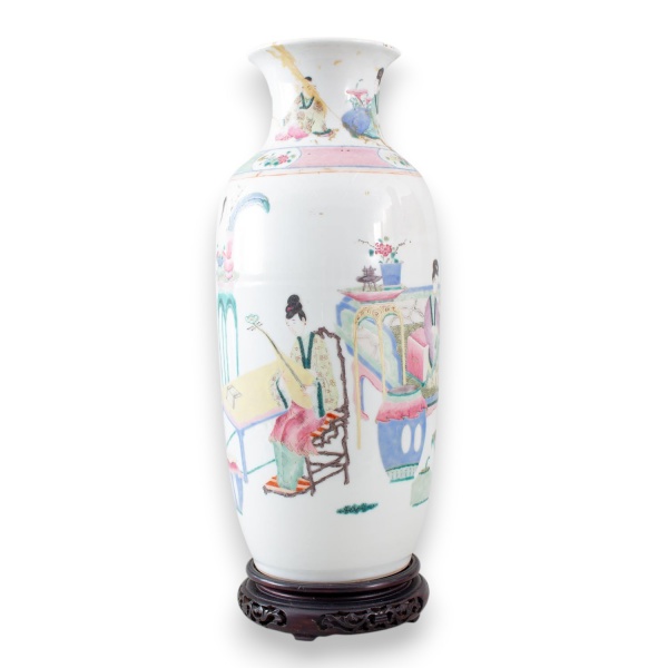 Vaso em porcelana esmaltada, decorado com figuras orientais e elementos florais em policromia, acompanhado de base em madeira entalhada, medindo 47 cm de altura com a base, apresentando restauro no ga