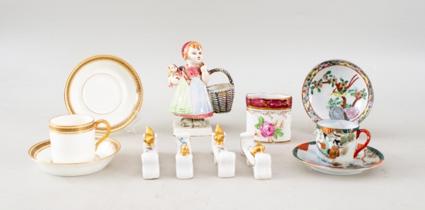 Lote composto por peças diversas em porcelana, incluindo descansos para talheres, pires, pratinho oriental e estatueta decorativa, de manufaturas variadas, 1 xícara em casca de ovo, medindo a maior pe