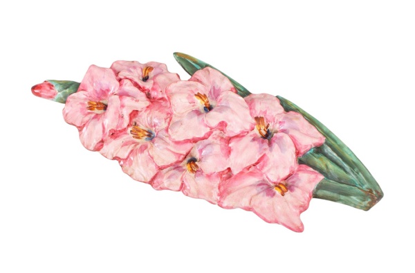 Placa de parede em faiança inglesa Burleigh Ware, em relevo representando flores em policromia, medindo 43 cm de comprimento, apresentando marcas do tempo e desgastes compatíveis com a conservação.