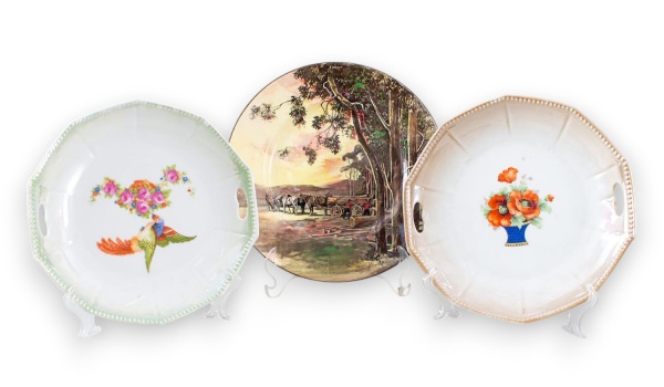 Lote composto por 3 pratos em porcelana, sendo 1 prato inglês da manufatura Royal Doulton com cena campestre policromada, medindo 27 x 27 cm, e 2 pratos octogonais com alças vazadas e decoração floral