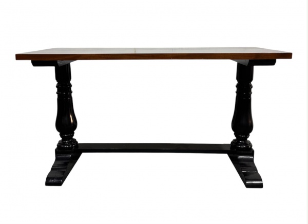 Mesa de apoio em madeira, com tampo retangular e base em colunas torneadas sobre pés em formato de cavalete, medindo 80 cm de altura, 70 cm de profundidade e 150 cm de comprimento, apresentando marcas