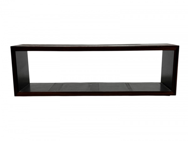 Rack em madeira com acabamento em lâmina natural, de linhas retas e nicho inferior aberto, medindo 40 cm de altura, 30 cm de profundidade e 120 cm de comprimento, apresentando marcas de uso e sinais d