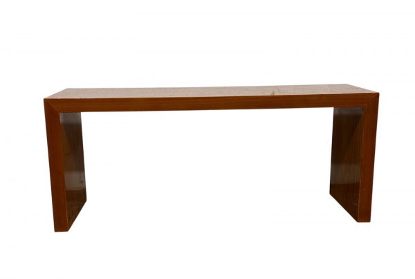 Aparador em madeira com design contemporâneo de linhas retas, medindo 50 cm de altura, 34 cm de profundidade e 120 cm de comprimento, apresentando marcas de uso compatíveis com o estado de conservação