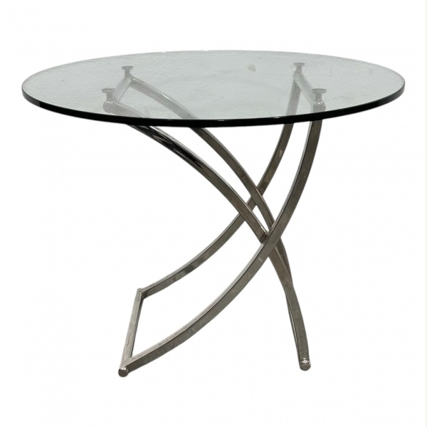 Mesa lateral de design contemporâneo, com tampo circular em vidro e elegante base em metal cromado de linhas curvas entrelaçadas, medindo 56 cm de altura e 70 cm de diâmetro, peça de estética sofistic