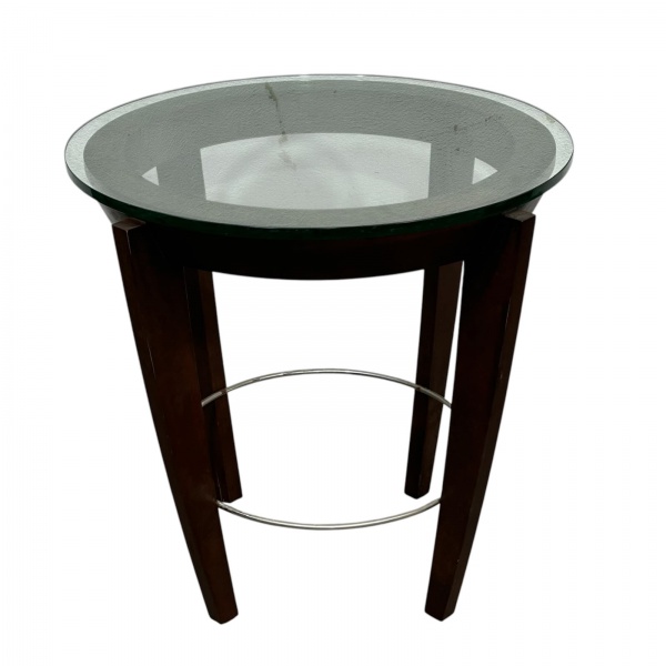 Mesa lateral de design contemporâneo, com tampo circular em vidro, estrutura em madeira de linhas retas e aro inferior em metal cromado, medindo 70 cm de altura e 70 cm de diâmetro, peça de elegante c