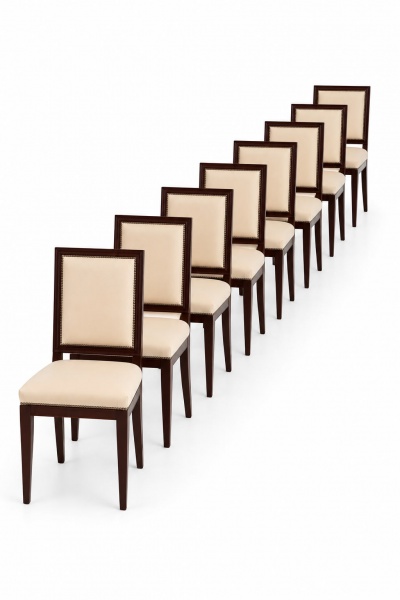 Conjunto com 8 cadeiras de jantar em madeira, espaldar retangular estofado e assento estofado em tecido sintético na cor bege, com aplicação de tachas decorativas, medindo 91 cm de altura, 42 cm de pr