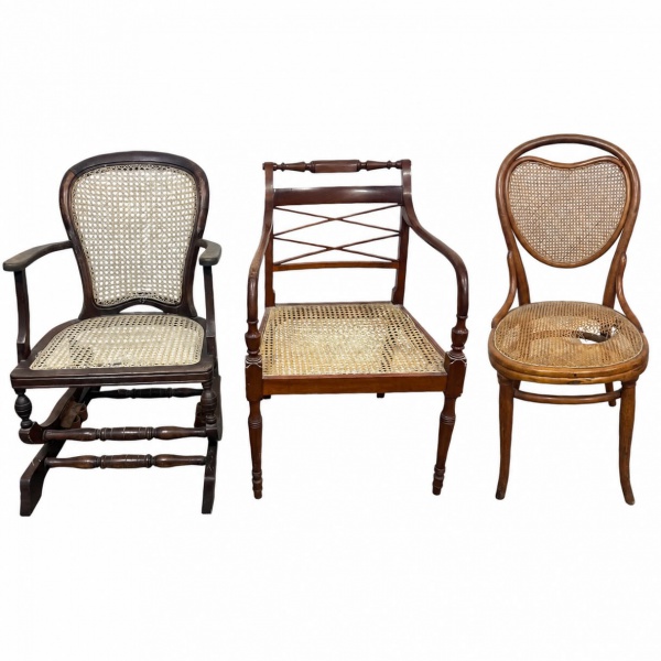 Lote composto por três cadeiras em madeira, sendo uma cadeira de balanço com encosto e assento em palhinha, uma cadeira de braços com assento em palhinha e encosto vazado, e uma cadeira estilo Thonet