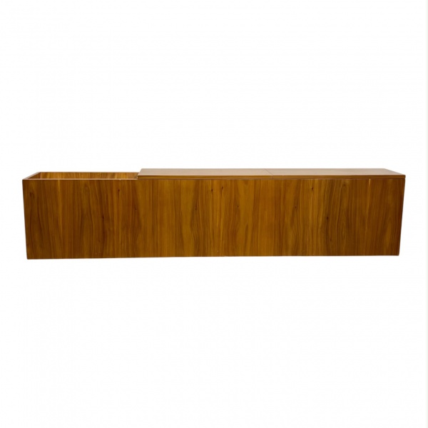 Banco/baú baixo em madeira nobre, de linhas retas e design contemporâneo, com compartimento lateral aberto e tampo deslizante, medindo 40 cm de altura, 26 cm de profundidade e 190 cm de comprimento, a
