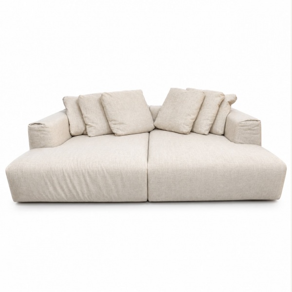 Sofá contemporâneo de grandes proporções para sala de estar ou home theater. Composto por dois módulos justapostos formando assento único de generosa profundidade, com braços baixos de linhas orgânica