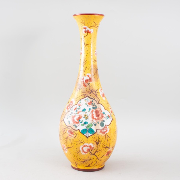 Vaso em porcelana oriental de formato balaústre com pescoço alongado, esmaltado em tonalidade amarela e decorado com motivos florais policromados e ramos em estilo oriental, medindo 41 cm de altura, c