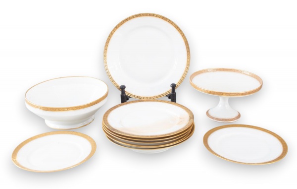 Lote em porcelana francesa C.F.B.P. Limoges, composto por 2 pratos rasos, 4 pratos fundos, 2 pratos de sobremesa, 1 travessa oval,1 saladeira e 1 suporte para bolo sobre pé, todos decorados com friso 