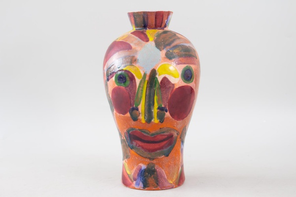 Vaso em cerâmica artística com corpo bojudo e gola cilíndrica, decorado em esmaltação policromada com composição abstrata em pinceladas livres, medindo 28 cm de altura, apresentando craquelês e marcas