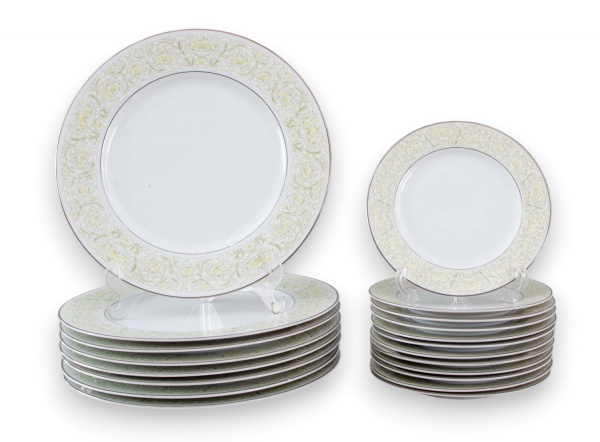 Lote de porcelana japonesa Sango China, padrão Phoenix, composto por 8 pratos rasos e 12 pratos de sobremesa, decorados com motivos florais em relevo na borda, medindo o maior 27 x 27 cm, apresentando