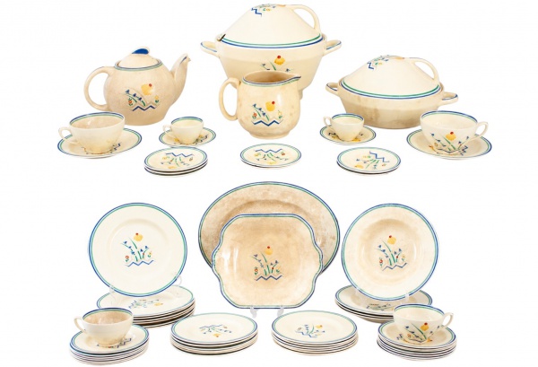 Lote de faiança inglesa Susie Cooper Production, Crown Works Burslem England, composto por 7 pratos rasos, 4 pratos fundos, 13 pratos de sobremesa, 16 pires para xícaras grandes, 4 xícaras grandes, 9