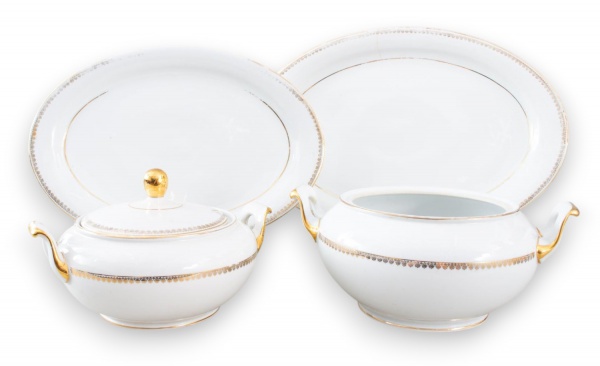 Lote em porcelana Real Cerâmica Mauá, composto por 2 sopeiras, sendo uma com tampa e outra sem tampa, e 2 travessas ovais, decoradas com frisos dourados, sendo a maior peça com 13 cm de altura, aprese