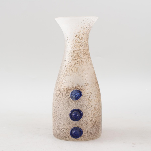 Vaso em vidro artístico fosco de corpo bojudo com gola alargada, decorado com aplicações em relevo na tonalidade azul, medindo 25 cm de altura, apresentando bicado, desgastes e marcas de uso.