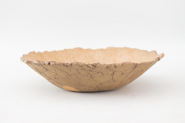 Centro de mesa decorativo em poliresina com textura orgânica na cor areia e borda irregular, medindo 35 cm de diâmetro, apresentando restauros, fissuras, perdas e marcas de uso compatíveis com o tempo