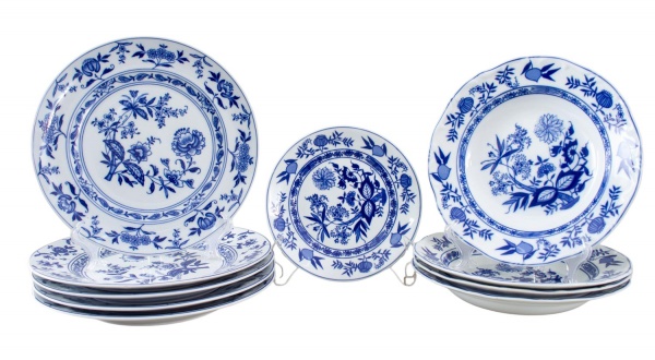 Lote composto por 10 pratos de porcelana de marcas variadas, incluindo Vista Alegre (Portugal), Schmidt Brasil (linha Roberto Simões), sendo 5 pratos rasos, 4 pratos fundos e 1 prato de sobremesa, med
