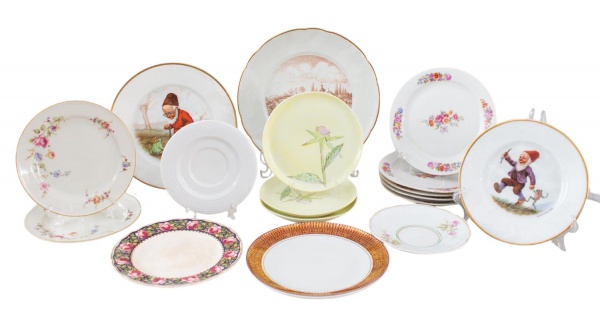 Lote de pratos em porcelana de marcas variadas e tamanhos diversos, incluindo KPM, Thomas Bavaria, Royal Epiag Czechoslovakia e Royal Grindley England, com decoração variada, medindo o maior 24 x 24 c