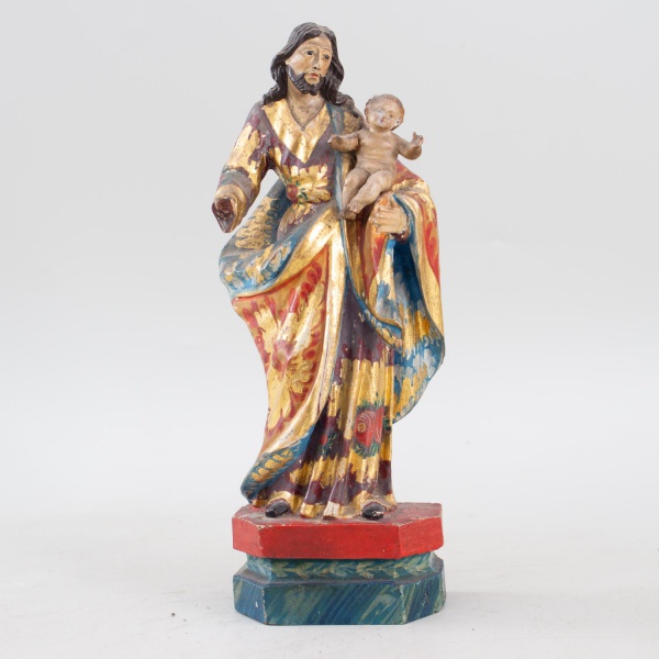 Escultura sacra representando São José com o Menino Jesus, em madeira entalhada e policromada com douração, sobre base sextavada, medindo 27 cm de altura, apresentando perdas nas mãos de ambas as figu