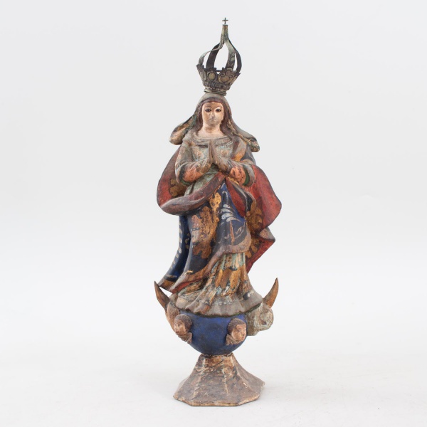 Escultura sacra representando Nossa Senhora da Conceição, em madeira entalhada e policromada, coroada com coroa metálica vazada, sobre crescente lunar e nuvens com cabeças de querubins, apoiada em bas