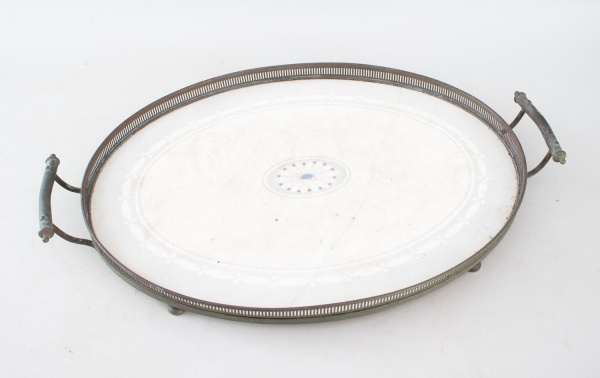 Grande bandeja oval em faiança inglesa WMF Decor 220, com decoração central em tons de azul e branco formando medalhão floral e friso perimetral estilizado, montada em estrutura metálica com borda vaz