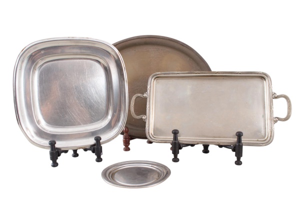 Lote composto por 4 bandejas e travessas em metal espessurado a prata, de formatos retangular, oval, circular e quadrado, com alças e bordas variadas. Medida da maior: 42 33 cm. Apresentam sinais de u