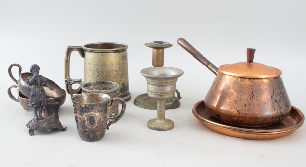Lote desconjuntado composto por objetos decorativos e utilitários em metais diversos, incluindo canecas, pequeno vaso, castiçais, estatueta, panela de fondue em cobre com cabo de madeira, saleiro com