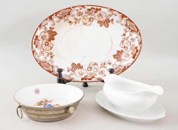 Lote desconjuntado em porcelana, composto por travessa oval decorada em motivos florais, molheira com prato e tigela decorativa. Medida da maior: 37 27 cm. Apresenta marcas de uso, manchas, desgastes 