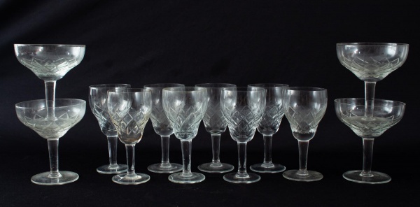 Lote de taças em demi cristal, de modelos correspondentes, com bojos de diferentes formatos e decoração lapidada em motivos geométricos. Altura da maior: 12 cm. Apresenta marcas de uso e desgastes com