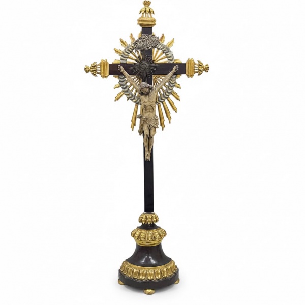 Grande crucifixo de altar em madeira patinada e dourada, com escultura de Cristo policromada em relevo e resplendor em prata de lei ornamental ao fundo, apoiado sobre base torneada. Altura com base: 1